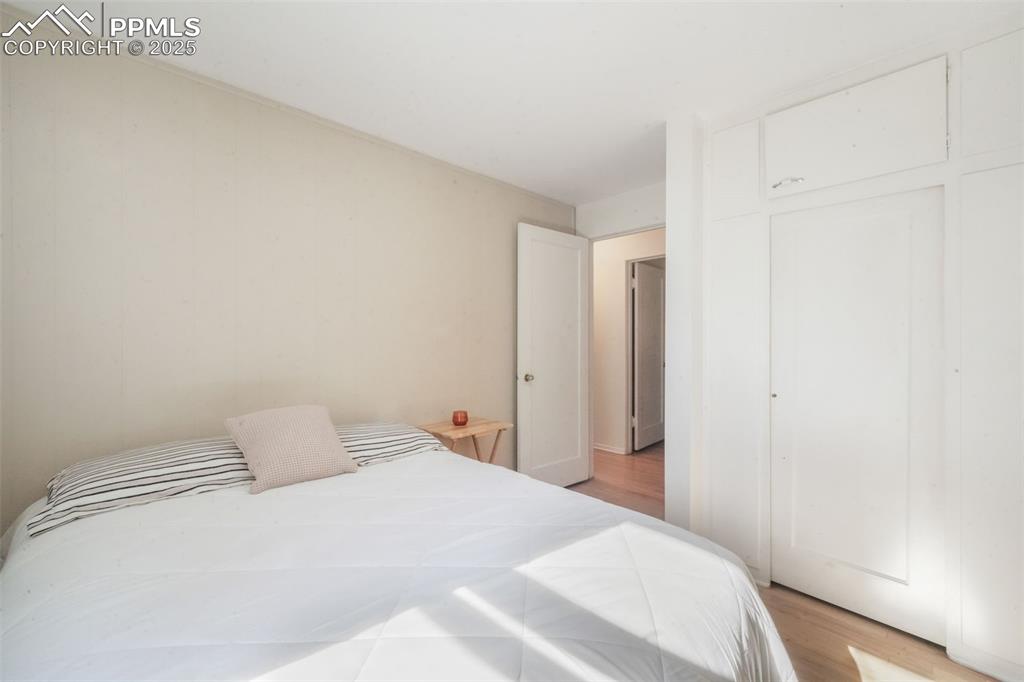 Image 23 of 50: Bedroom