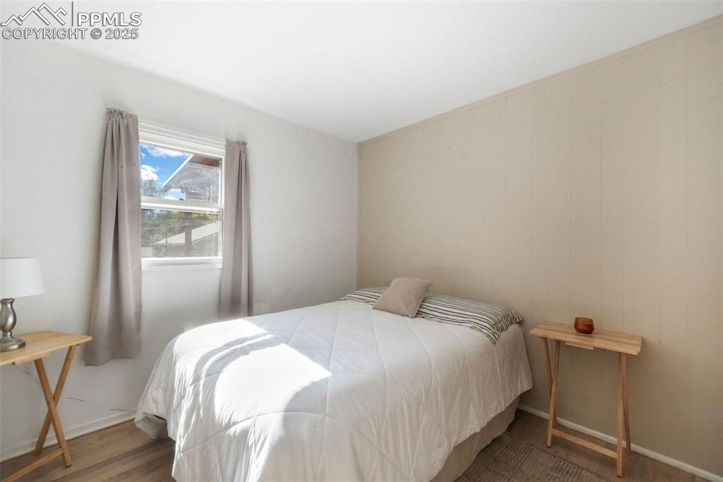 Image 24 of 50: Bedroom