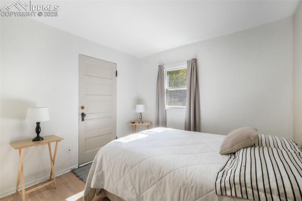 Image 25 of 50: Bedroom