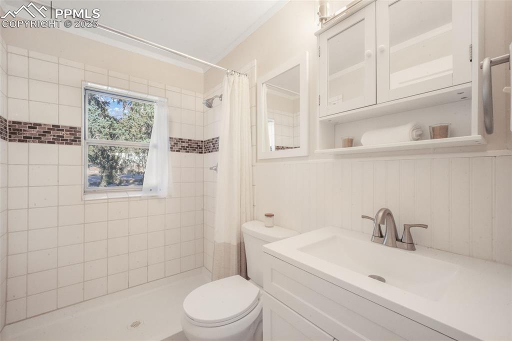 Image 26 of 50: Bathroom