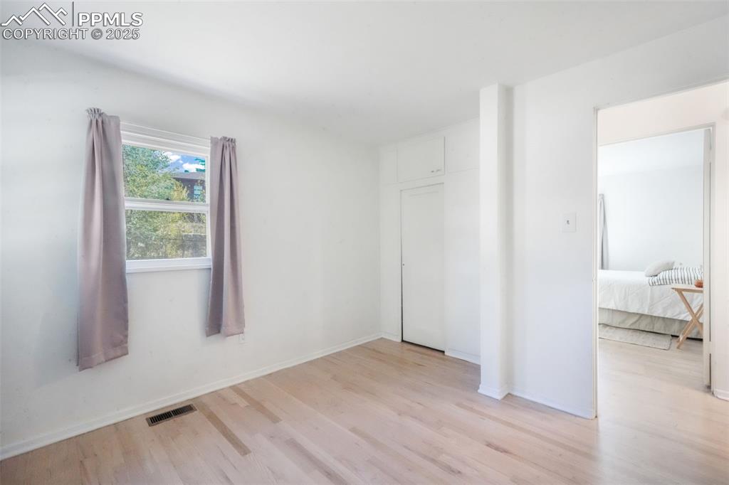 Image 31 of 50: Bedroom