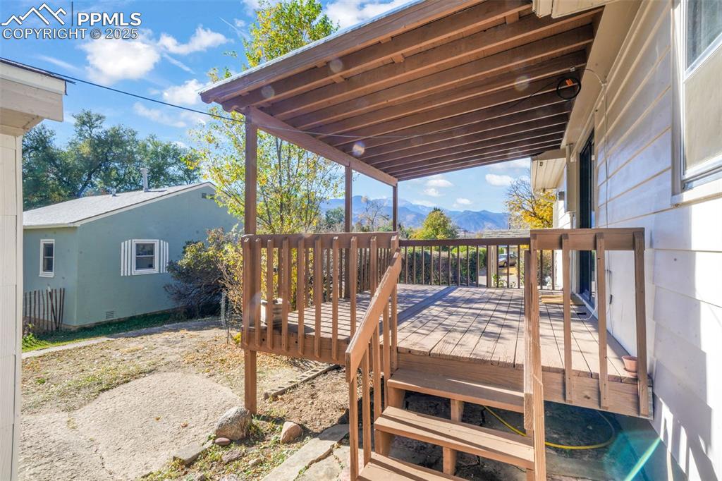 Image 33 of 50: Deck