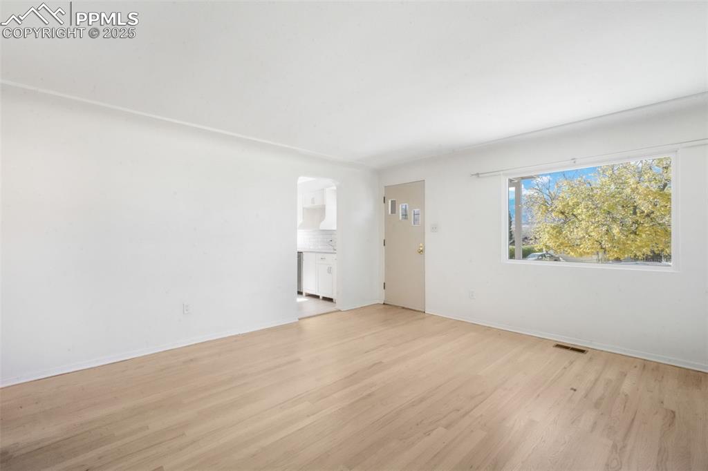 Image 5 of 50: Living Room