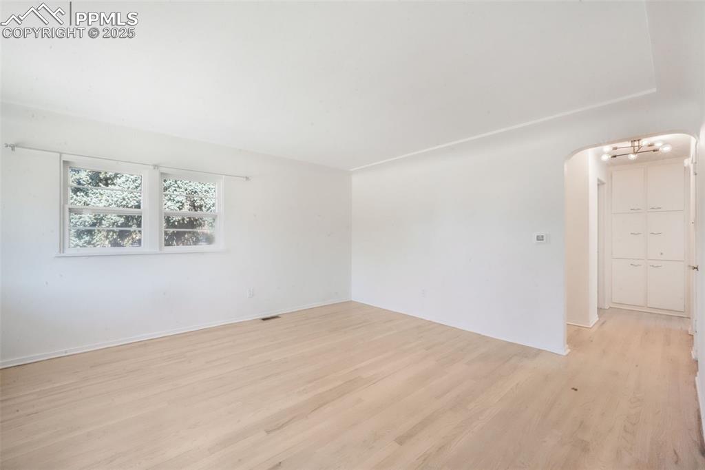 Image 6 of 50: Living Room