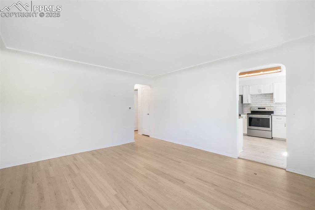 Image 7 of 50: Living Room