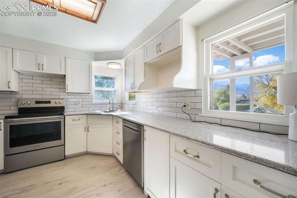 Image 8 of 50: Kitchen