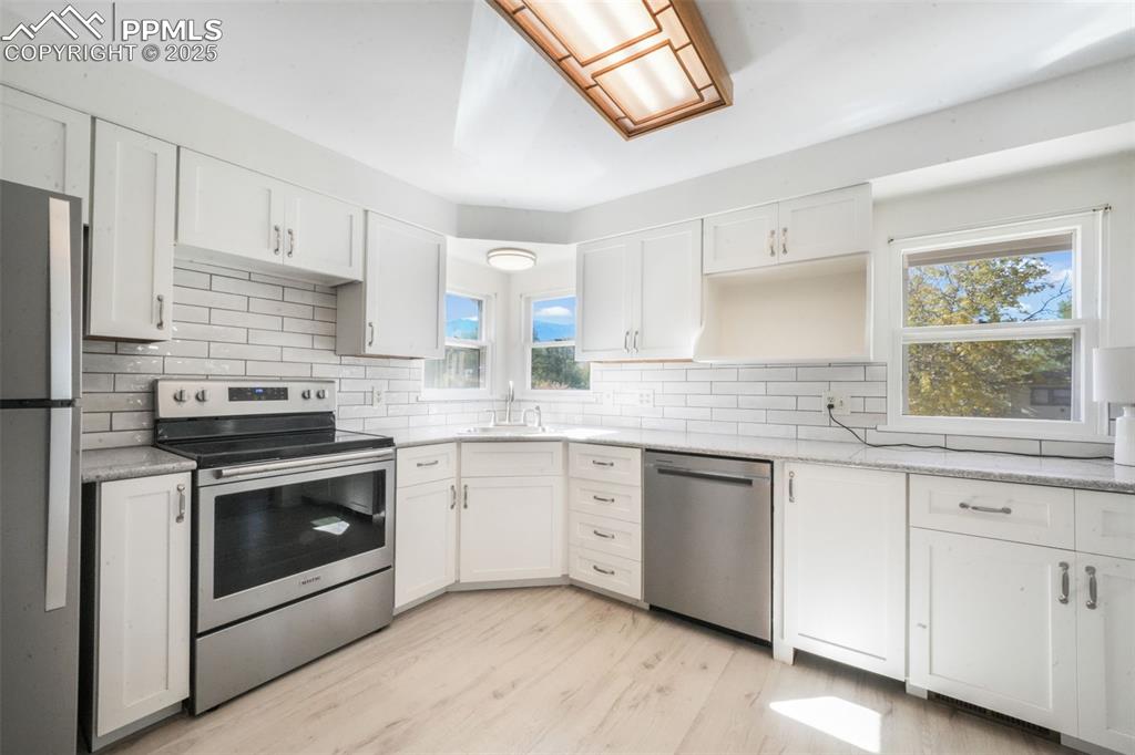 Image 9 of 50: Kitchen