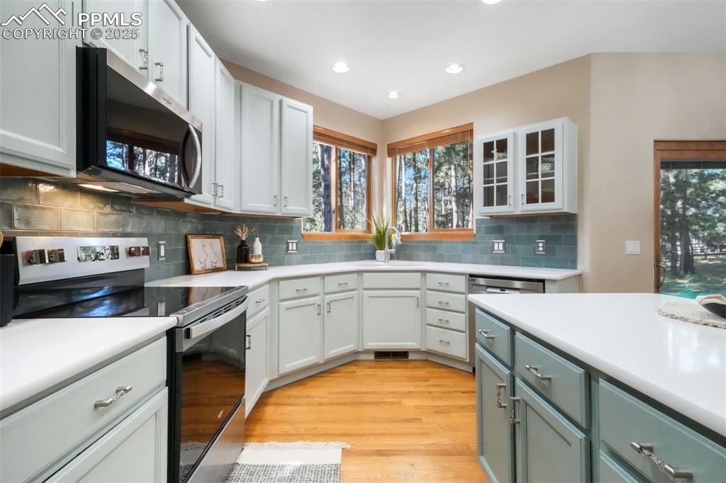 Image 10 of 50: Kitchen