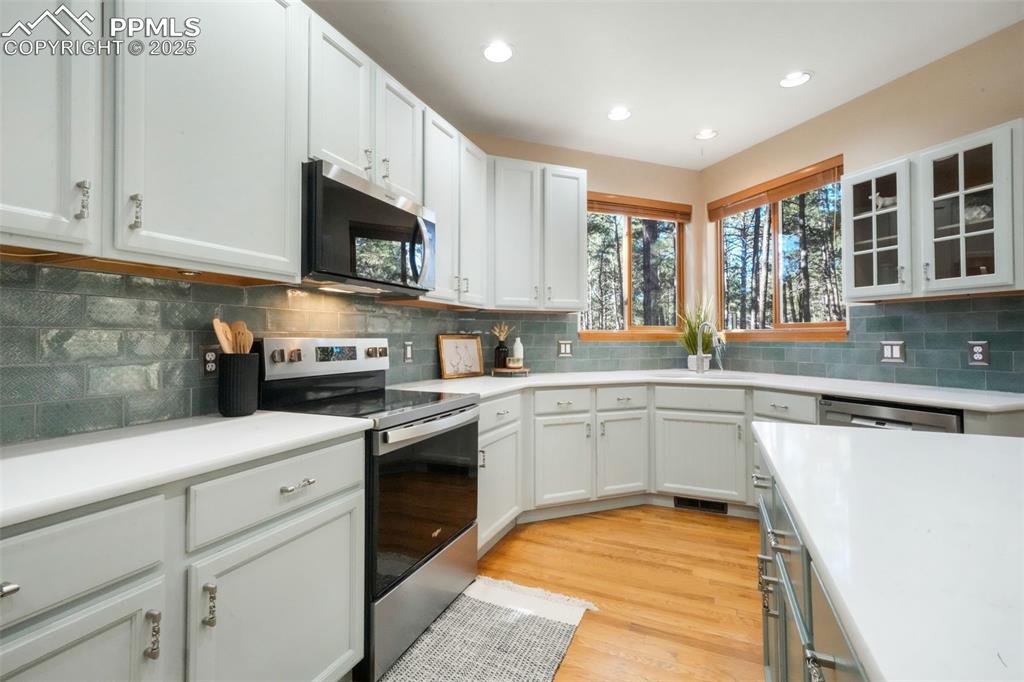 Image 11 of 50: Kitchen