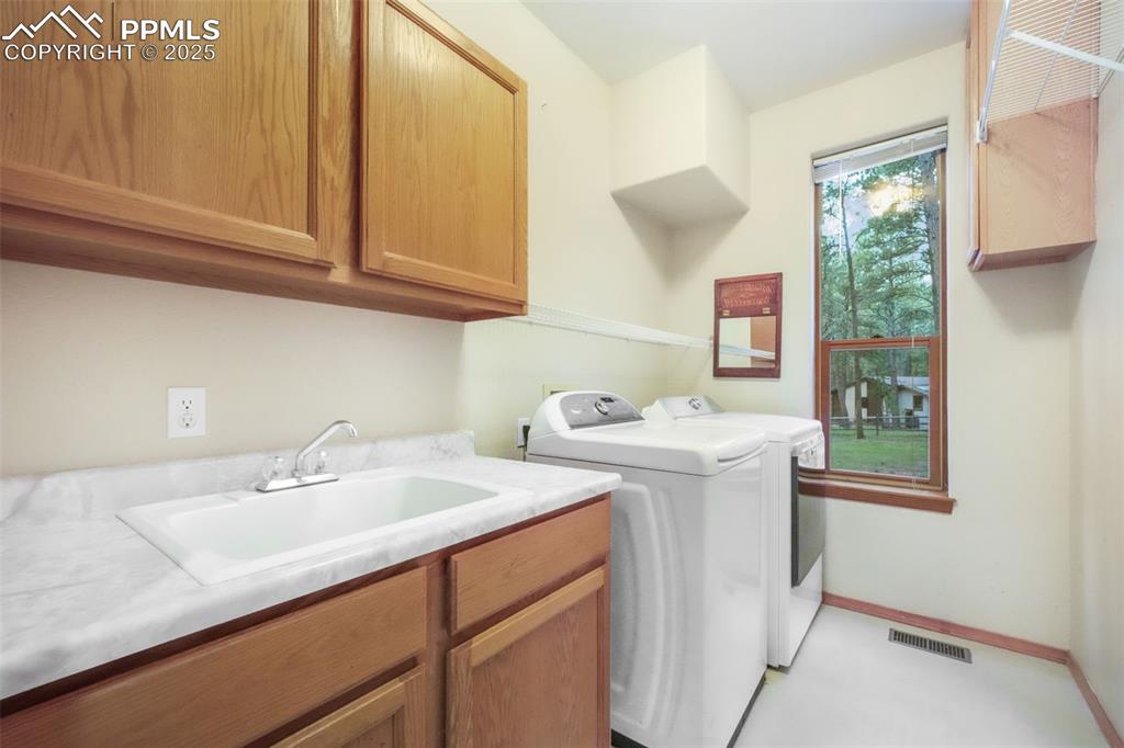 Image 18 of 50: Laundry