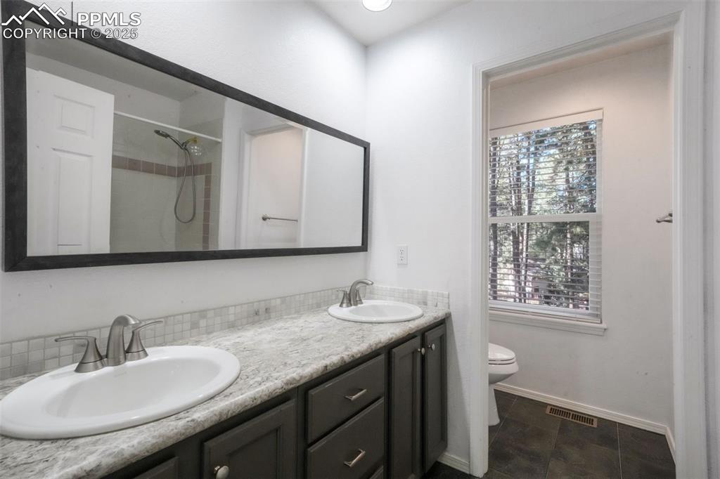 Image 31 of 50: Bathroom