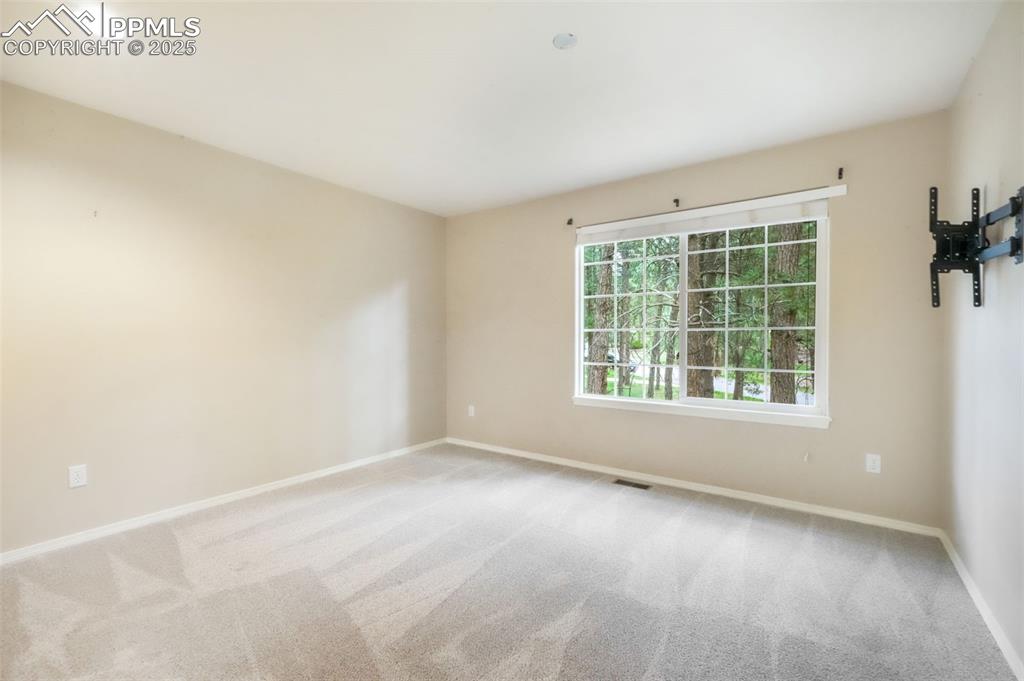 Image 32 of 50: Bedroom