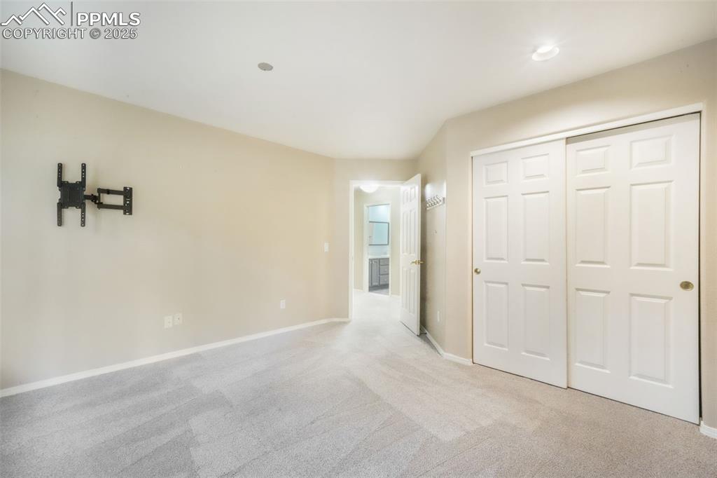 Image 33 of 50: Bedroom