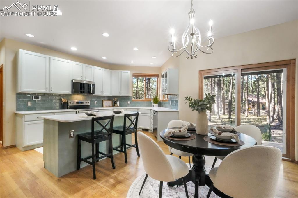 Image 8 of 50: Dining Area