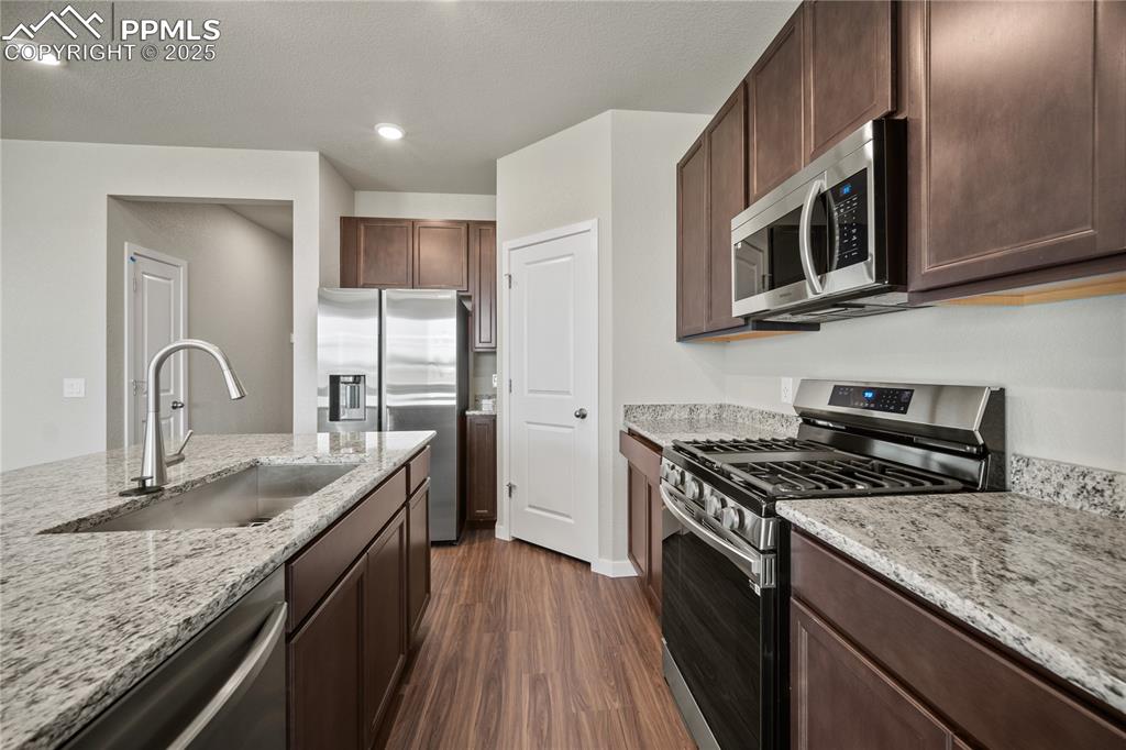 Image 19 of 34: Kitchen