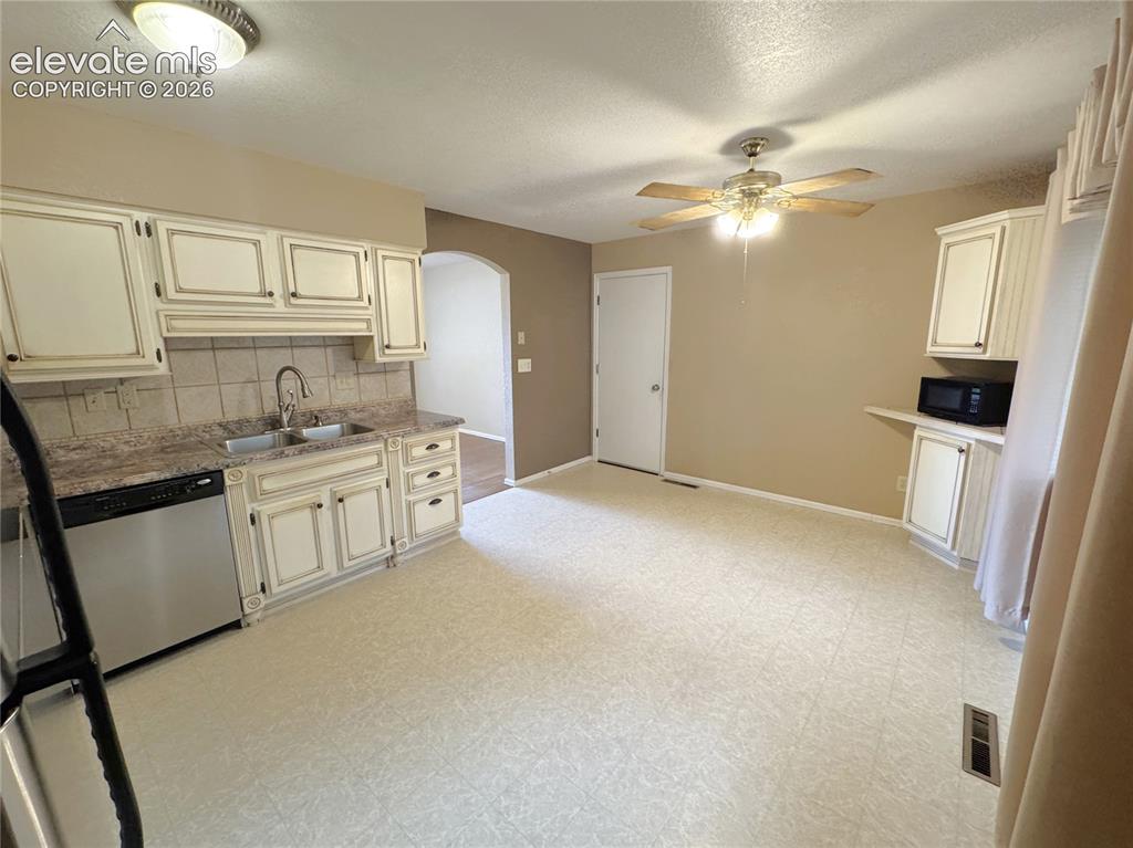 Image 17 of 42: Kitchen