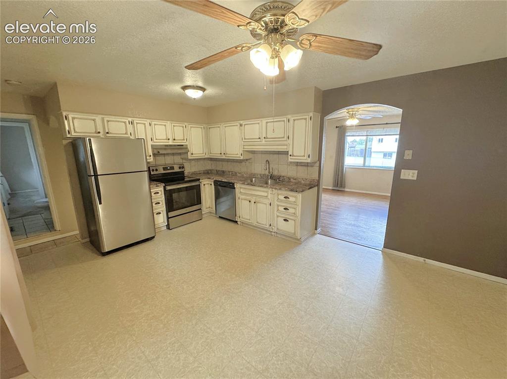 Image 18 of 42: Kitchen