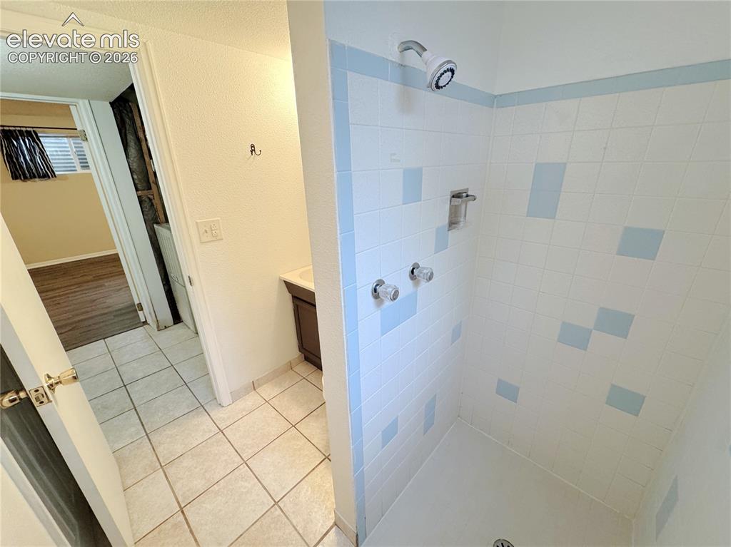 Image 28 of 42: Bathroom