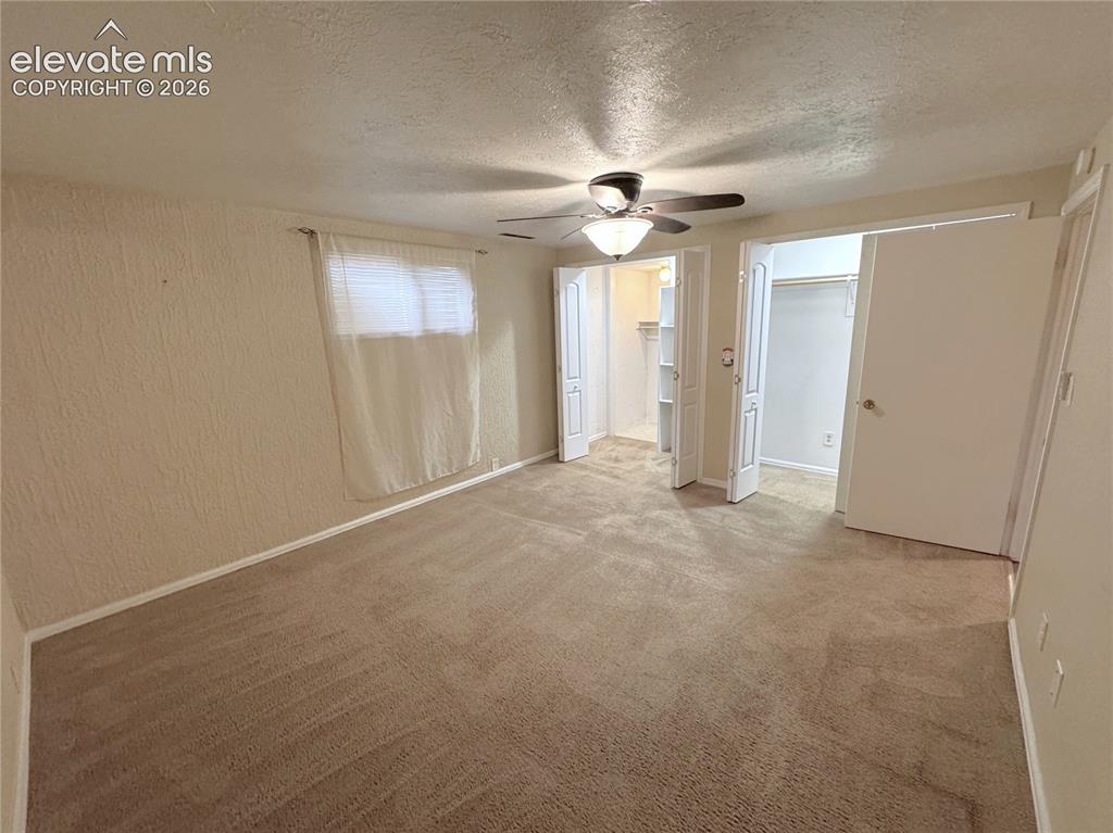 Image 41 of 42: Bedroom
