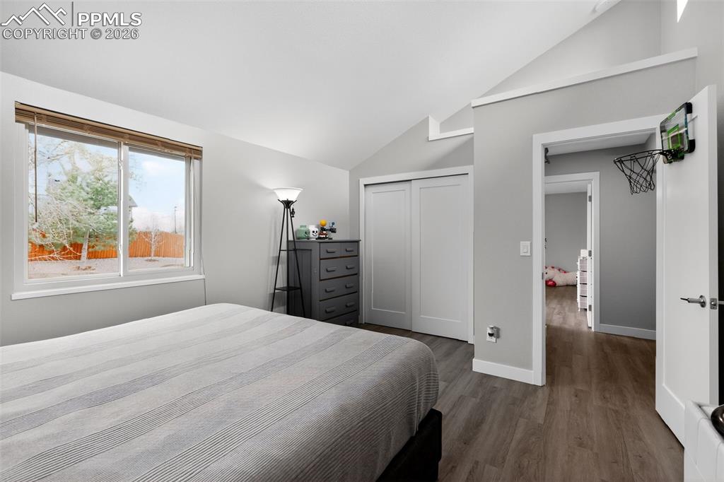 Image 16 of 31: Bedroom