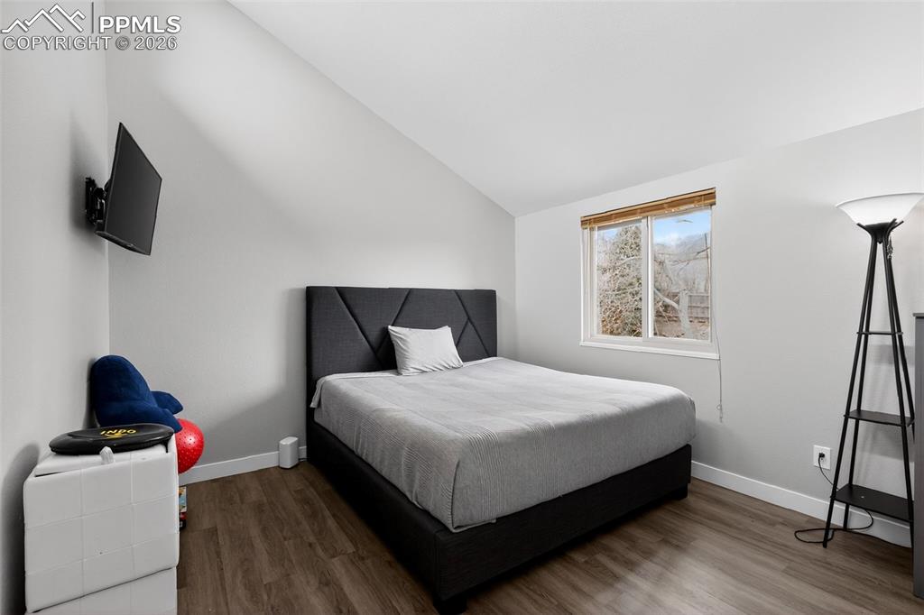 Image 17 of 31: Bedroom