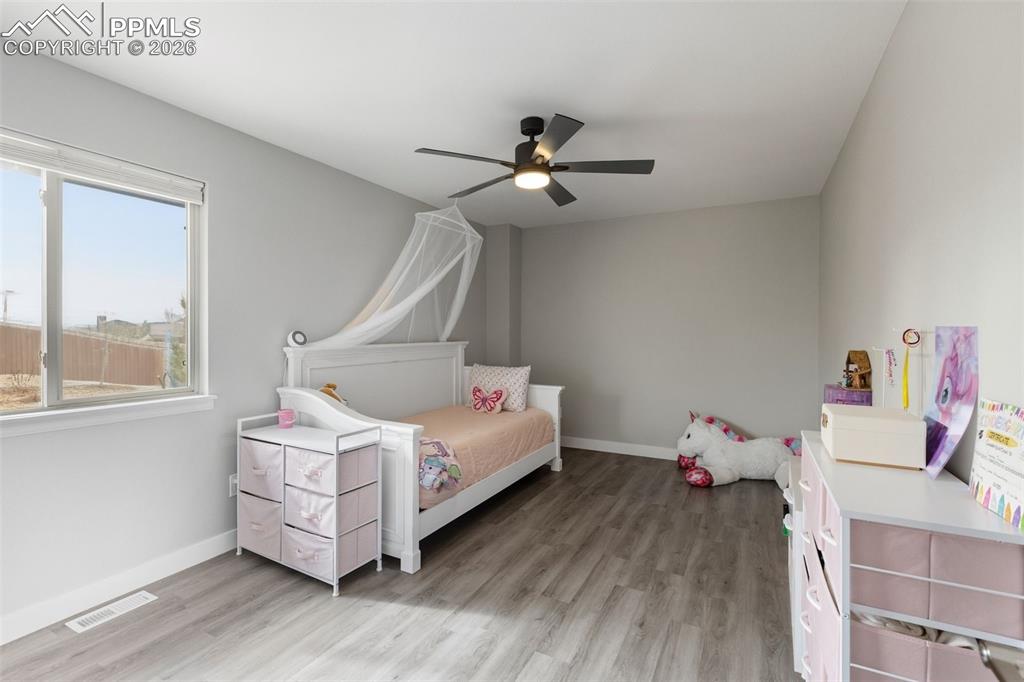 Image 19 of 31: Bedroom