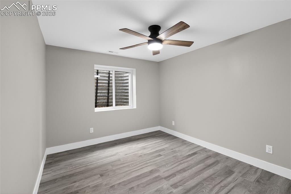 Image 21 of 31: Bedroom