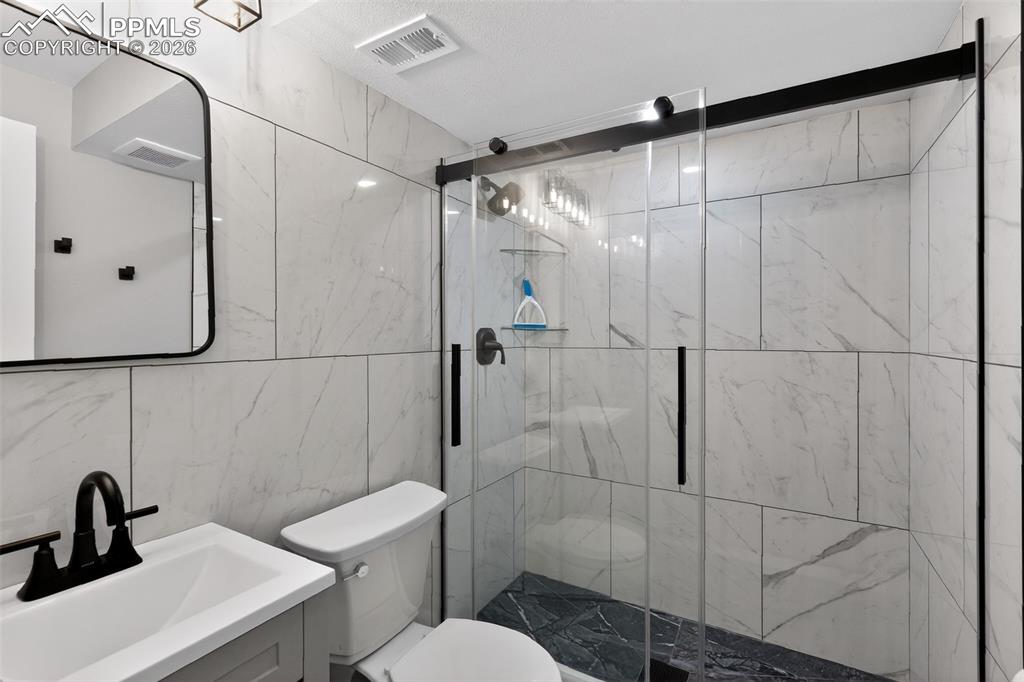 Image 22 of 31: Bathroom