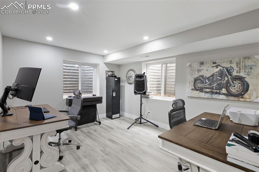 Image 26 of 31: Office