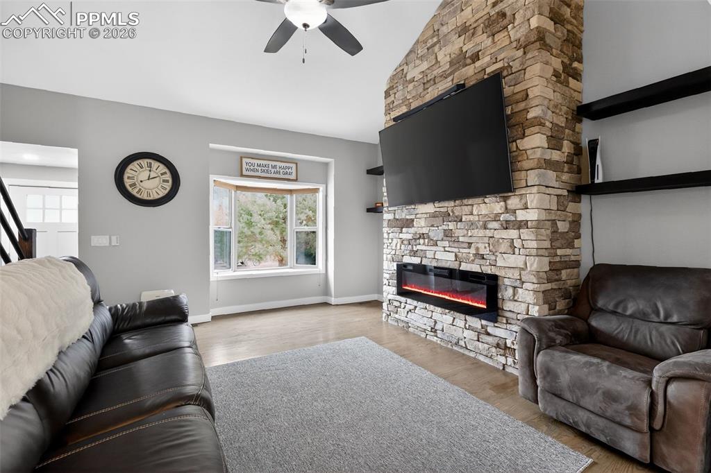 Image 6 of 31: Living Room