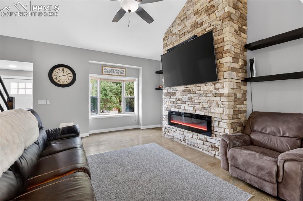 Image 7 of 31: Living Room