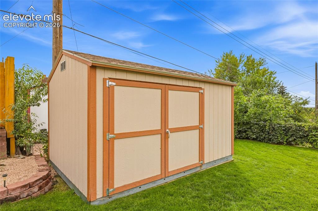 Image 32 of 43: Large Tuff Shed