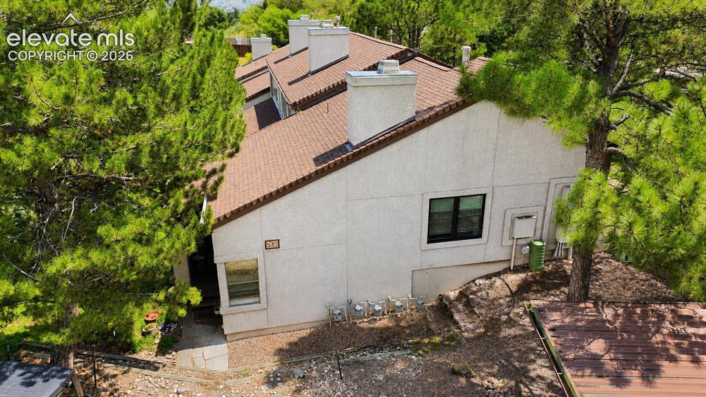 Image 2 of 27: Side yard of the end unit condo.