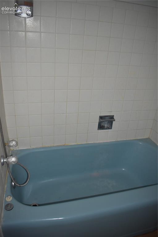 Image 15 of 33: Bathroom