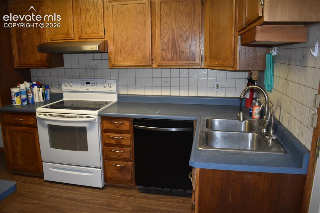 Image 26 of 33: Kitchen