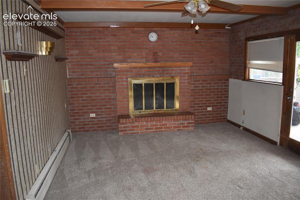 Image 32 of 33: Living Room