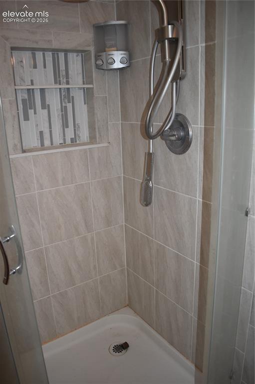 Image 8 of 33: Bathroom