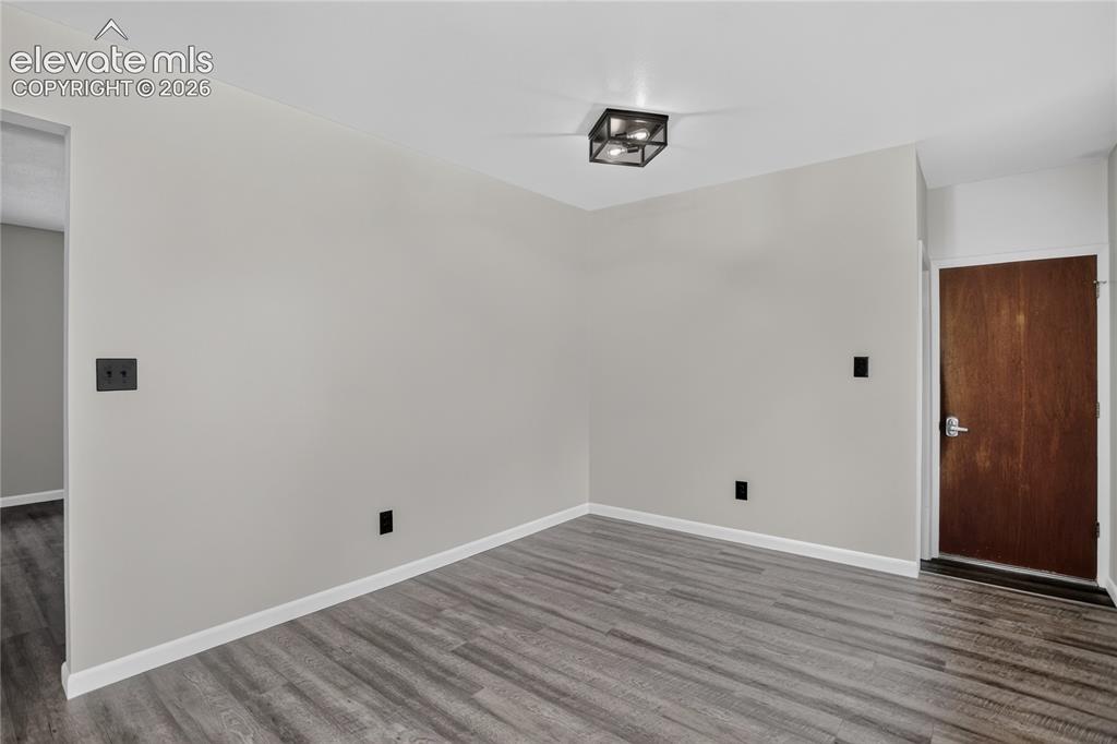Image 7 of 26: Dining area