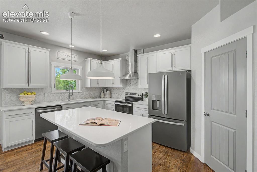 Image 10 of 40: Beautiful bright kitchen for easy and happy times. 
