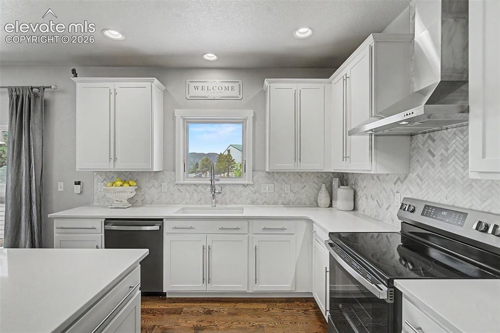 Image 12 of 40: Stylish hood and timeless clean design.