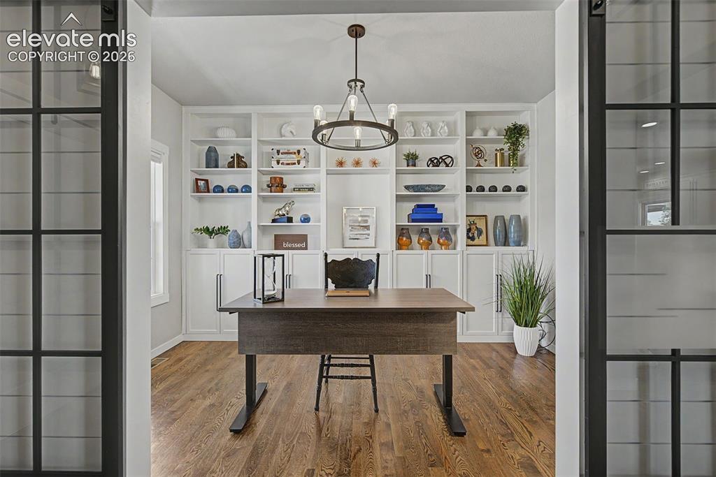 Image 4 of 40: Shelving galore-- and light and bright. 
