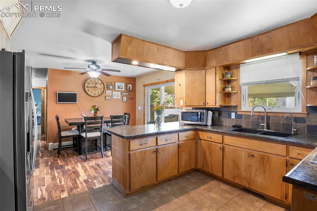 Image 15 of 36: Kitchen