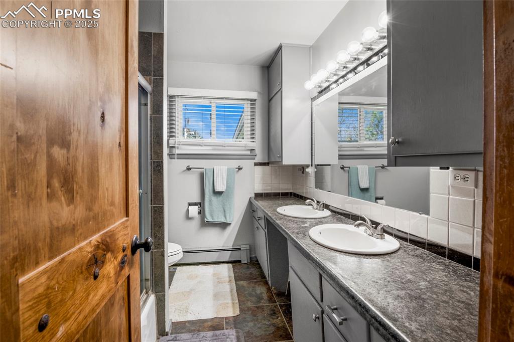 Image 16 of 36: Bathroom