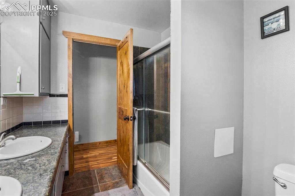 Image 17 of 36: Bathroom