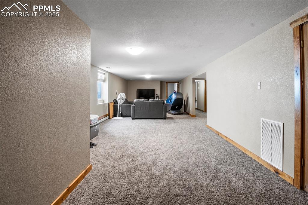 Image 23 of 36: Great Room