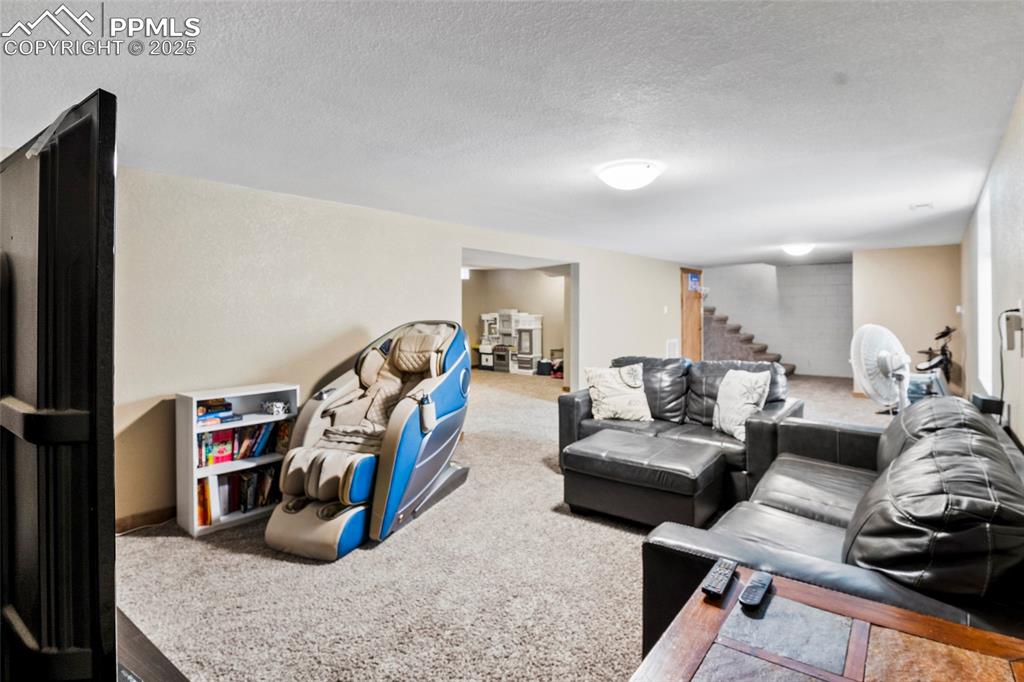 Image 25 of 36: Great Room