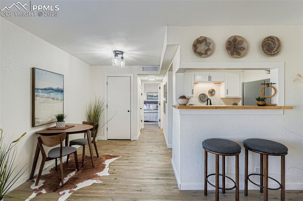 Image 3 of 10: Dining Area