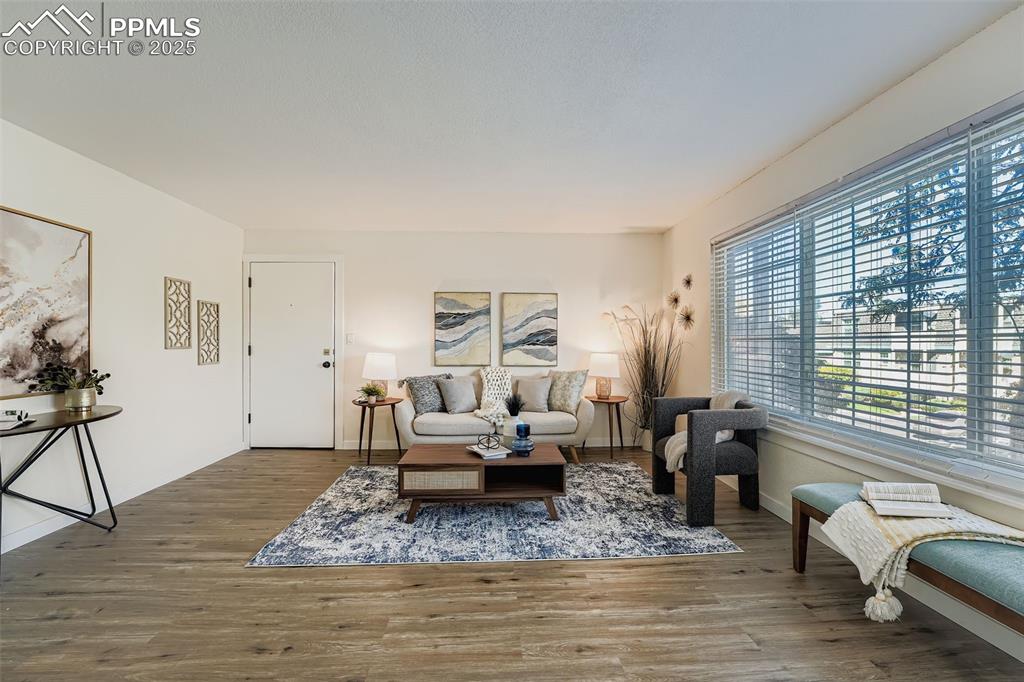 Image 4 of 10: Living Room