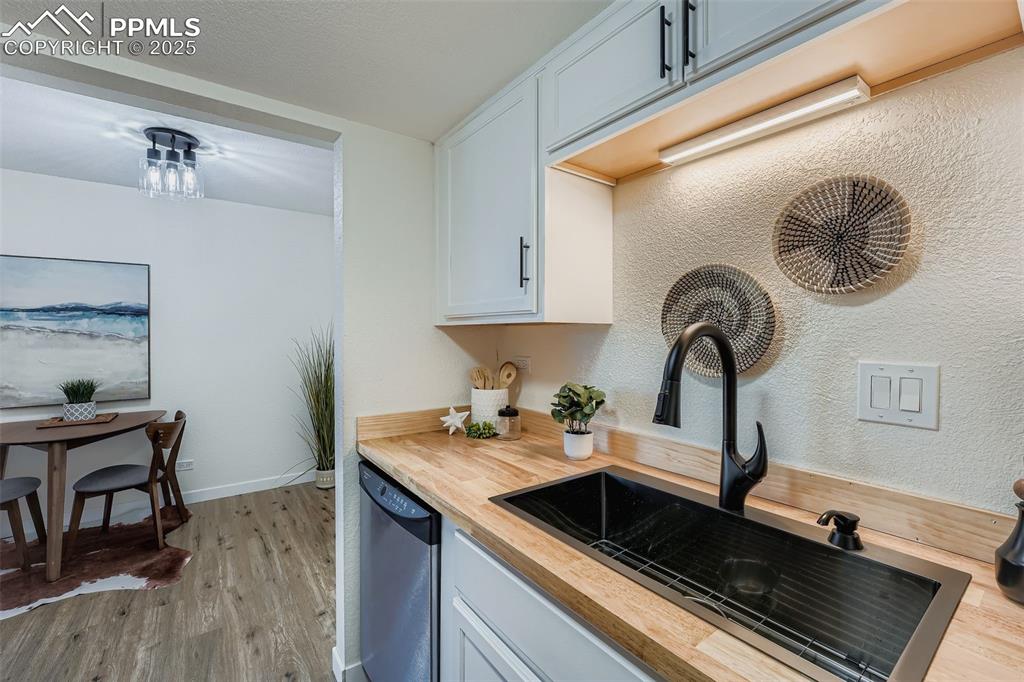 Image 6 of 10: Kitchen