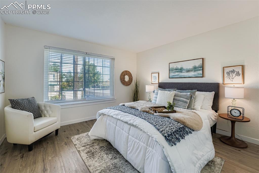 Image 7 of 10: Bedroom